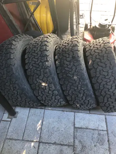 Je vends cet ensemble de quatre pneus BFGoodrich All-Terrain T/A KO2, taille lt 225/65R17, montés su...
