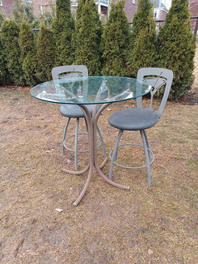 Table style bistrot + 2 chaises grises dans Mobilier pour terrasse et jardin  à Ville de Québec