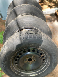 pneus hiver 235/65 R17. très bonne condition