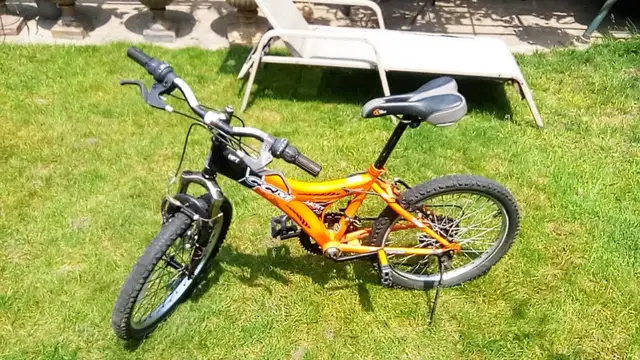 Bike  CCM 12 speed in Kids in London - Image 6