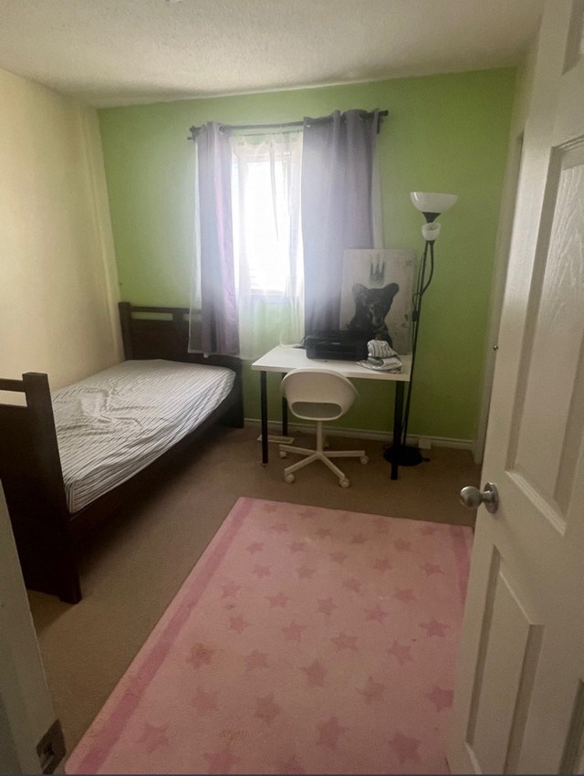 Room for rent in Room Rentals & Roommates in Grande Prairie