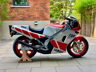 Description courte : Yamaha TZR 250 1987. Condition musée. Stock et complètement originale. Jamais a...
