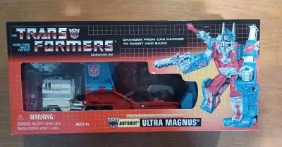Ultra Magnus G1 Transformers Commemorative Toys R Us 2002 MIB Never been opened. The box is in excel...