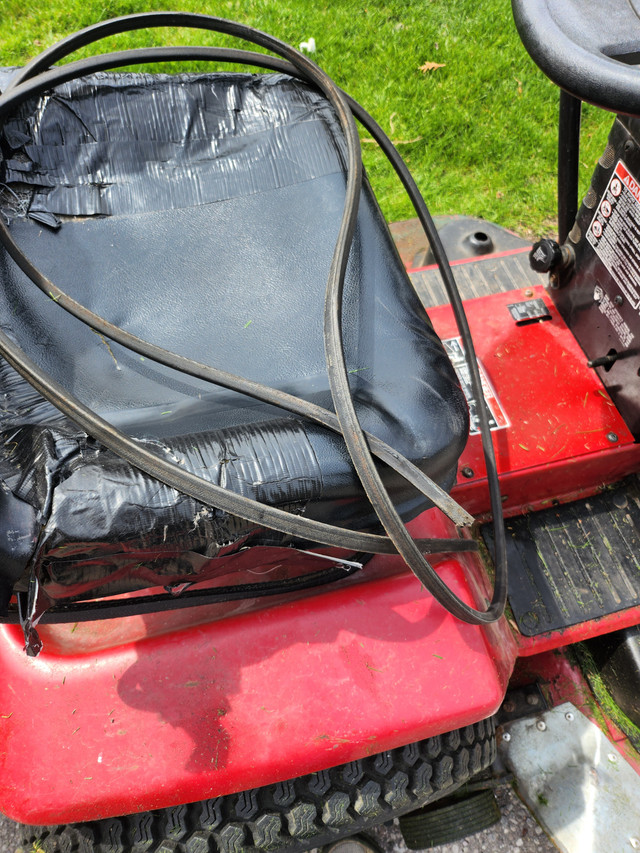 Toro riding mower in Lawnmowers & Leaf Blowers in Oshawa / Durham Region - Image 4