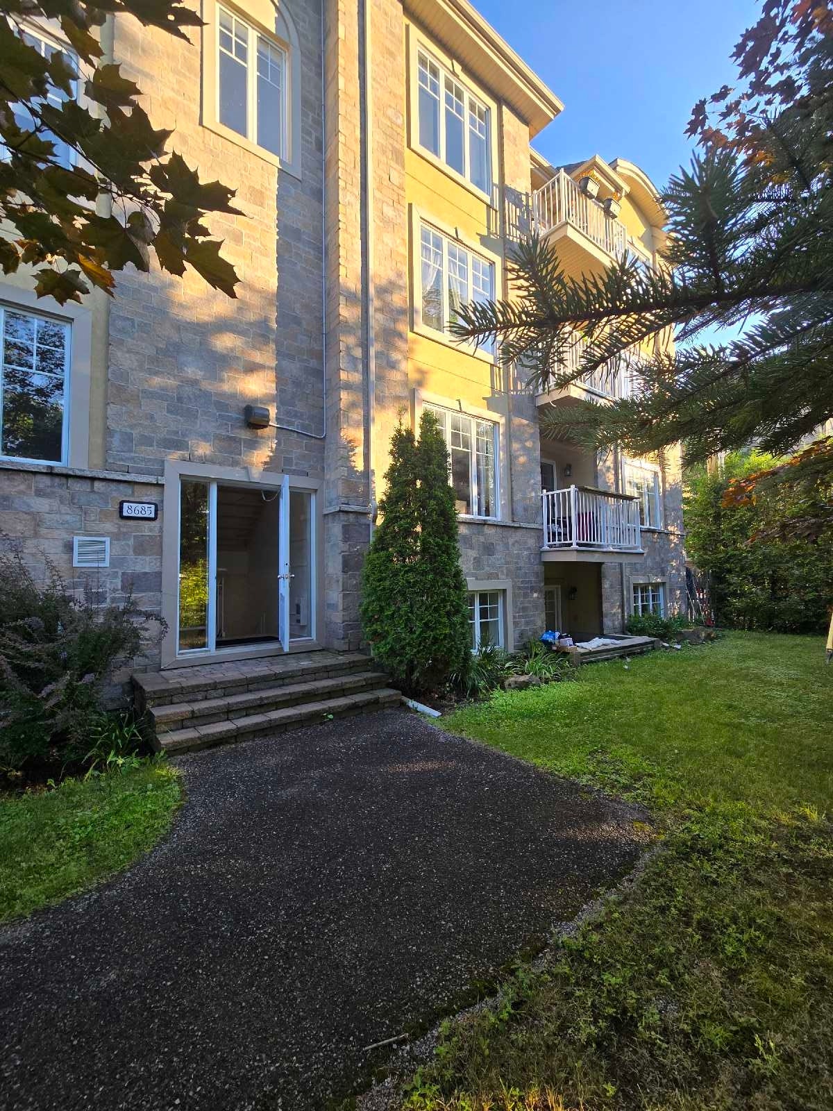8685 Pl. du Charpentier — photo 1
