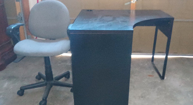 Desk and chair in Desks in Oakville / Halton Region