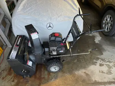 Final week ! Price reduced 40% . Offering a Murray 8.00/24 Dual-Stage self-propelled snow blower, re...