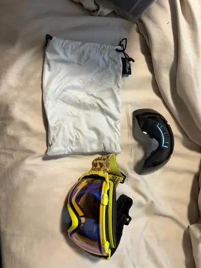 Used but in good condition smith ski/snowboard goggles with interchangeable lens. 1 light lens for l...