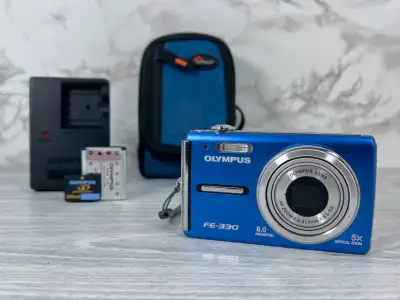 Local pick up in ORLEANS. Shipping $21 anywhere in Canada. Camera comes with battery, charger, case...