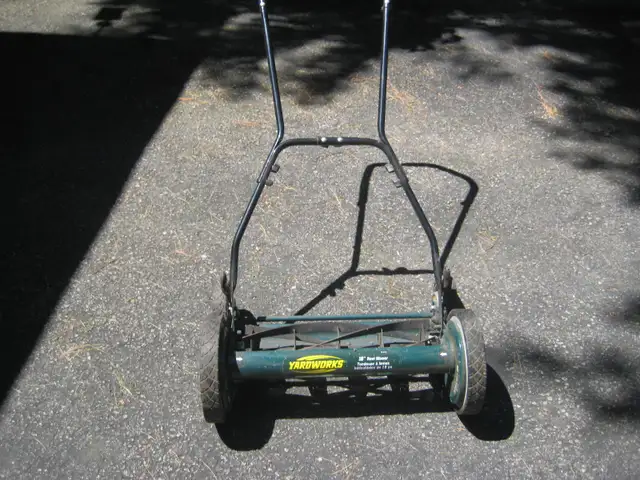 Yardworks 18-inch Reel Mower in Lawnmowers & Leaf Blowers in Mississauga / Peel Region - Image 2