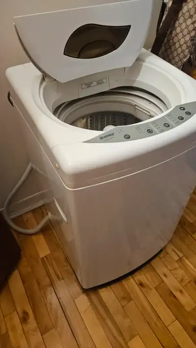 Laveuse portable à chargement supérieur. Elle peut ce connecter à l'eau du robinet. - Lave-linge d’u...