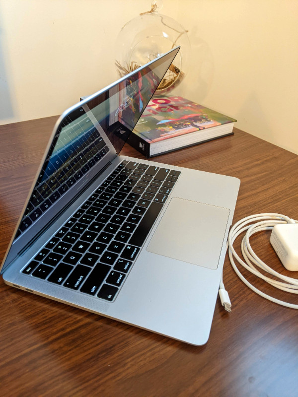 13in MacBook Air 2019 - 16Gb RAM 512Go SSD in Laptops in Ottawa - Image 2