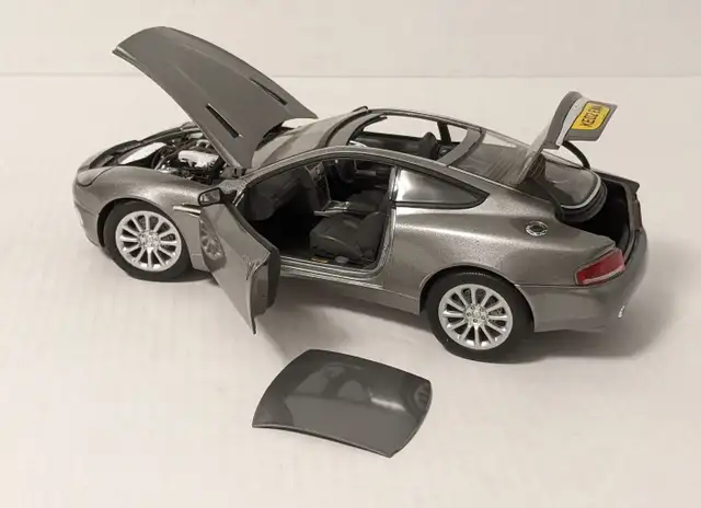 BEANSTALK 1/18 ASTON MARTIN V12 VANQUISH 007 // autoart kyosho in Arts & Collectibles in Oakville / Halton Region - Image 6