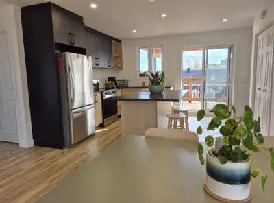 Magnifique 4 ½ spacieux et très lumineux, construit à la fin de 2025, situé au cœur de Lévis dans un...