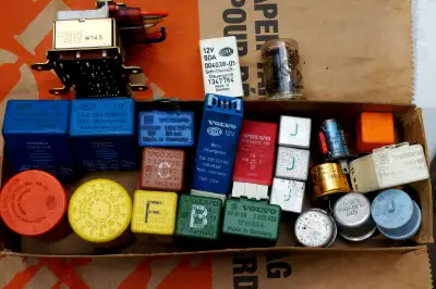 Volvo 960/850/ 740 various Relays Cabin switches as shown,used. Please blow up pictures for parts #....
