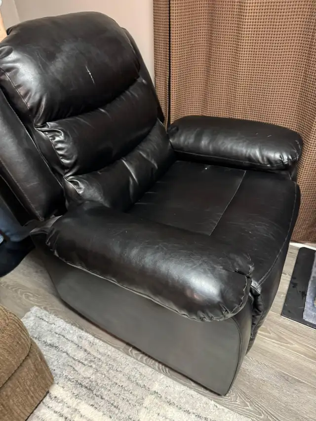 Motorized Recliner $10 Fully Functioning!!62863256982530121