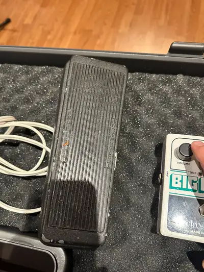 Add the classic sound of the Dunlop Cry Baby GCB-95 wah pedal to your guitar rig with this well-love...