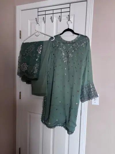 This is a brand new three piece Salwar Kameez in good condition. This elegant ensemble is perfect fo...
