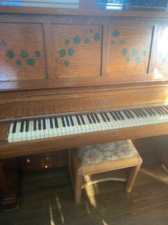 Old Piano in Pianos & Keyboards in Winnipeg