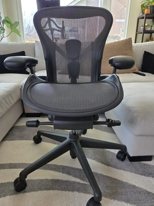 Herman Miller Aeron Remastered Chair w/ Posturefit SL (Size A) in Chairs & Recliners in Markham / York Region - Image 3