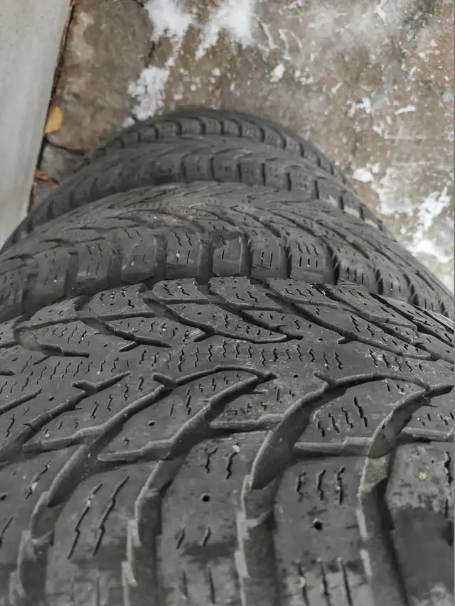 4 pneus hiver Nokian Hakkapeliitta 235-60R18 bon état in Other in Laval / North Shore - Image 3