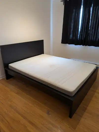 Base de lit Queen et matelas  IKEA, View more