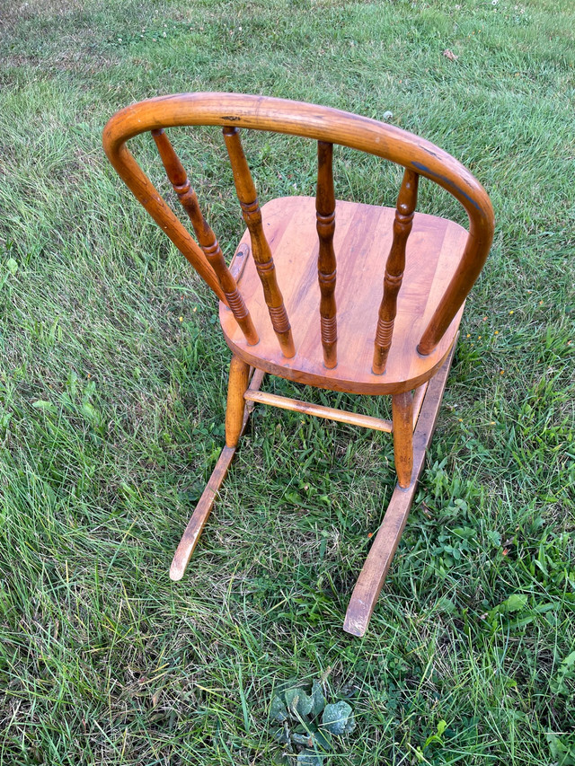 Petite chaise berçante antique en bois  dans Chaises, Fauteuils inclinables  à Ouest de l’Île - Image 3