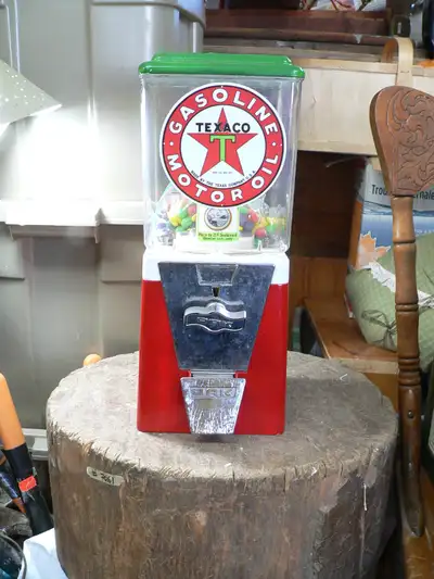 belle distributrice a bonbon # 10666 remis a neuf au couleur de texaco avec la clé 150$ aller voir m...