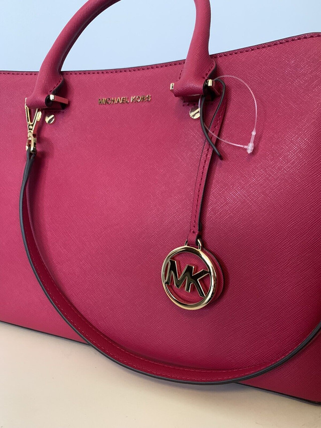 Beautiful magenta Michael Kors leather bag with  gold  trim in Women's - Bags & Wallets in Mississauga / Peel Region - Image 2