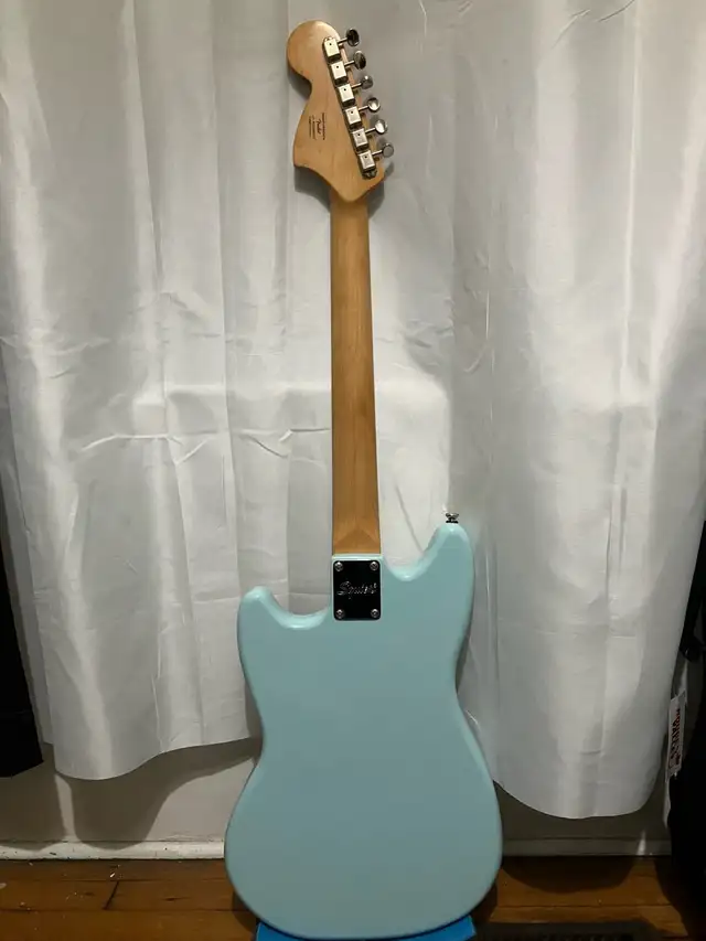 SQUIER - Classic Vibe 60s Mustang and Rouge Valley guitar case ...