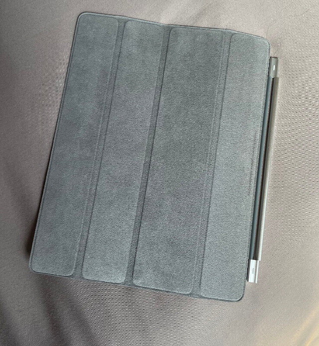 New Authentic Apple iPad Magnetic Smart Cover dans Accessoires pour iPad et tablettes  à Ville de Montréal - Image 2