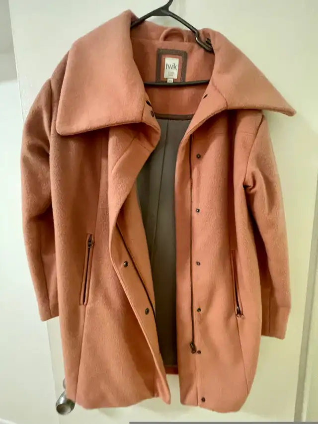 Pink wool coat in Women's - Tops & Outerwear in City of Montréal - Image 3