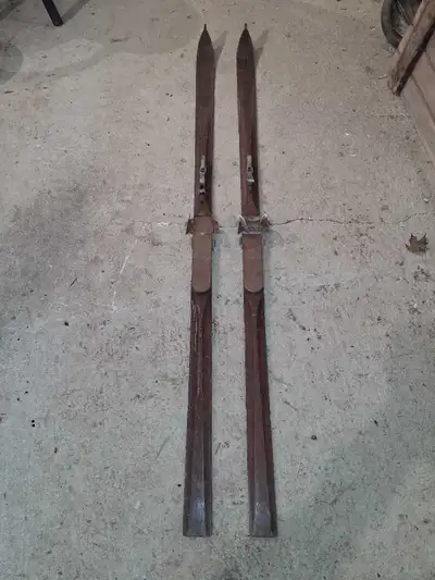 Pair of vintage Harvey Dodds ridgetop 6' 9" ash skis with pointed tips and Chalet bindings, with bam...