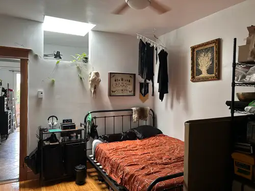 Grand 3 1/2. Pour début octobre. Environ 500 pi c., très éclairé, 2 balcons, porte patio, puit de lu...