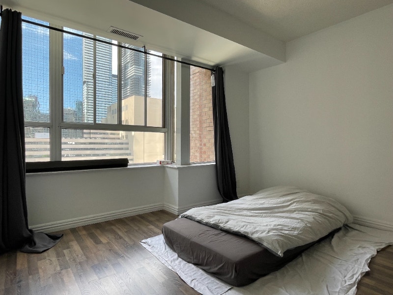 One Spacious Bedroom in Bay & Gerrard St, Call Now! Room Rentals