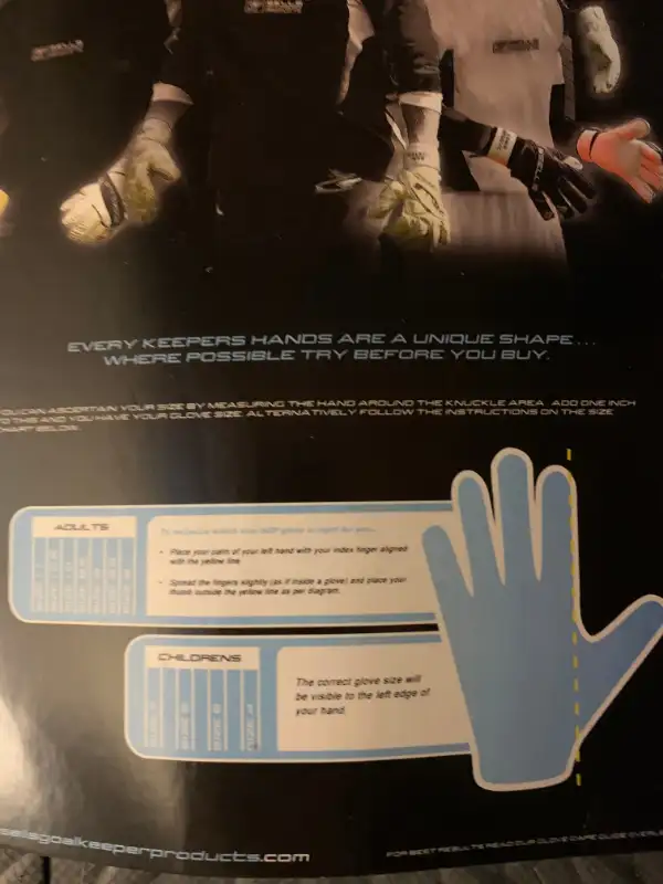 2010 Sells Soccer Goalkeeper Gloves Size 7 Never Used in Soccer in Mississauga / Peel Region - Image 9