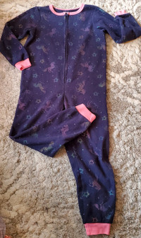 Pyjama pour fille de grandeur 6ans bleu marin avec des licornes 