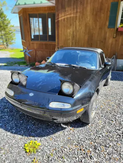 Miata 1995 avec 48300 kilomètres, jamais accidenté, transmission automatique, toit neuf, viens avec...
