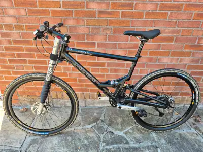 Frame Size Large will fit someone 5' 10" to 6' 1" Great looking: Black colour with cool Lefty front...