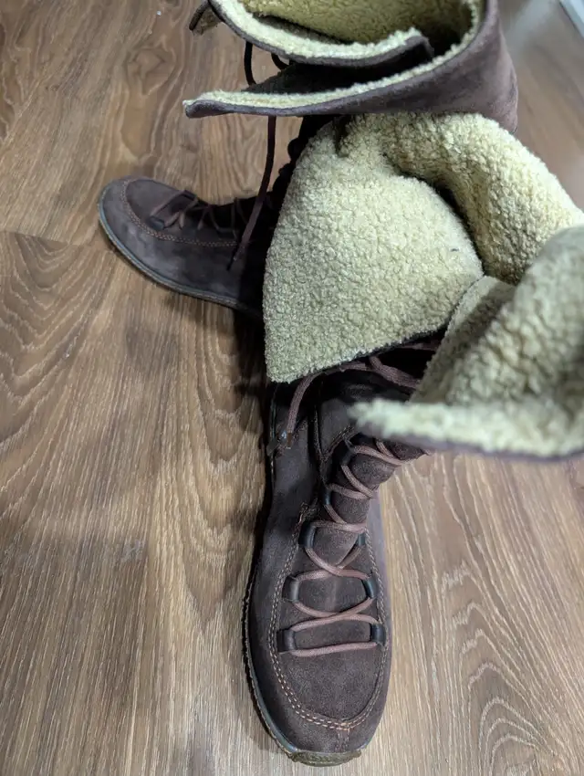 Timberland winter boots women size 7.5 Fur and leather in Women's - Shoes in Markham / York Region - Image 3