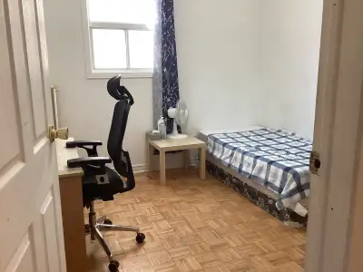 Private room is available -looking for a single male housemate - the kitchen and bathroom are shared...