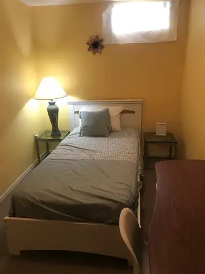 Cette chambre est équipée d'un placard, d'un lit simple avec matelas, d'un bureau avec chaise, d'une...