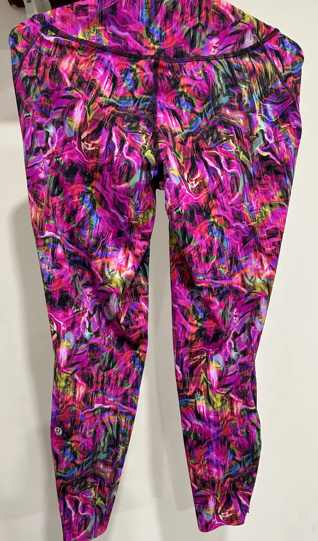 LULU Lady used pants in Women's - Bottoms in Markham / York Region - Image 2