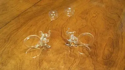 Very cute glass elephant napkin rings.