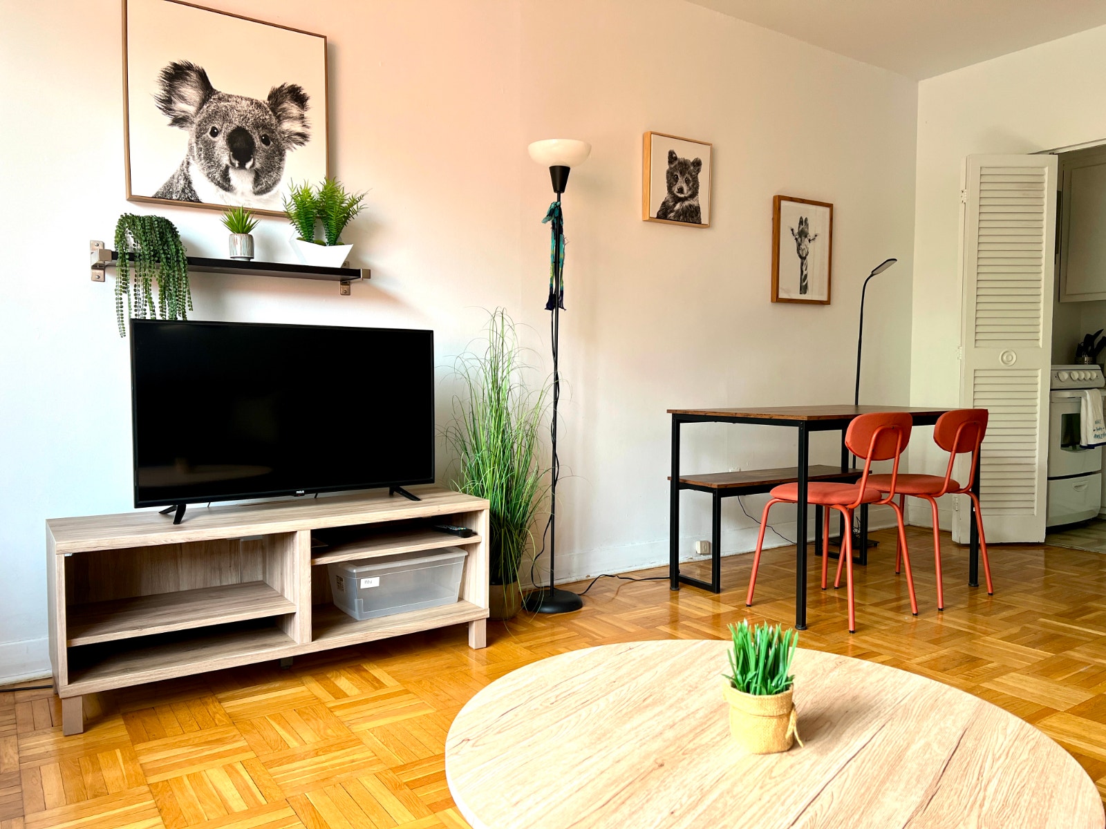 Large 1 BDR Lease Transfer with Furniture on Quiet Downtown st. — photo 1