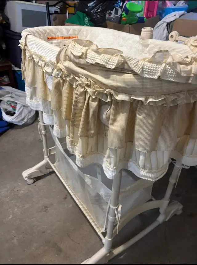 baby bassinet in Cribs in City of Montréal - Image 5