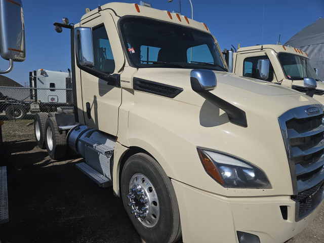 Heavy Spec Day Cabs in Heavy Trucks in Edmonton - Image 3