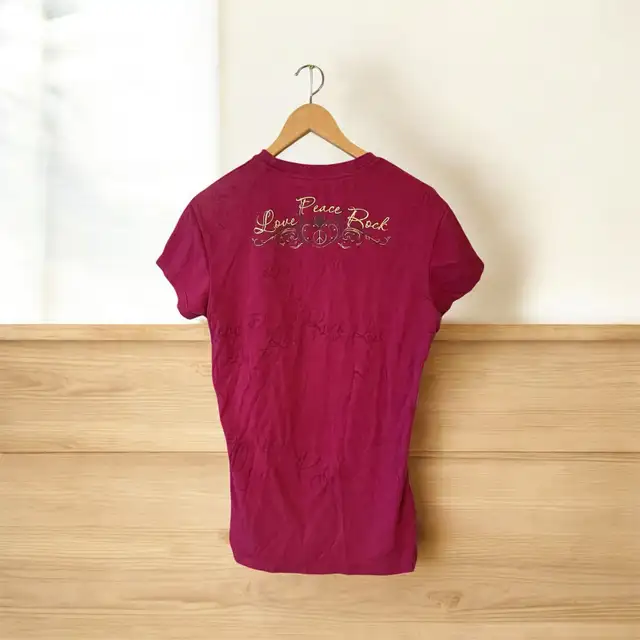 Hard Rock Cafe Toronto Fuchsia Graphic Short Sleeve T-Shirt XL in Women's - Tops & Outerwear in Winnipeg - Image 3