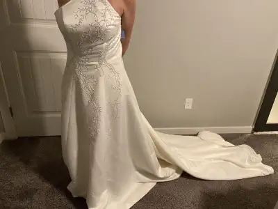Beautful SIZE 2 Wedding dress!!!!!, View more