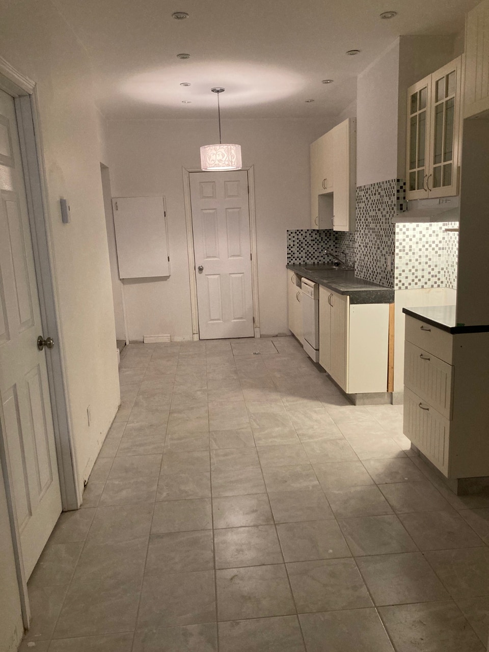 Rez de chaussée/Ground floor, Plateau, 4 1/2, 2 CAC, $1825, 2
